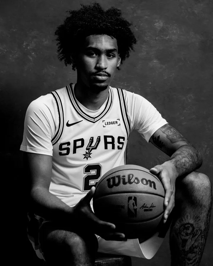 24直播网-马刺官方晒照为迪伦-哈珀庆生：请写下你的生日祝福吧