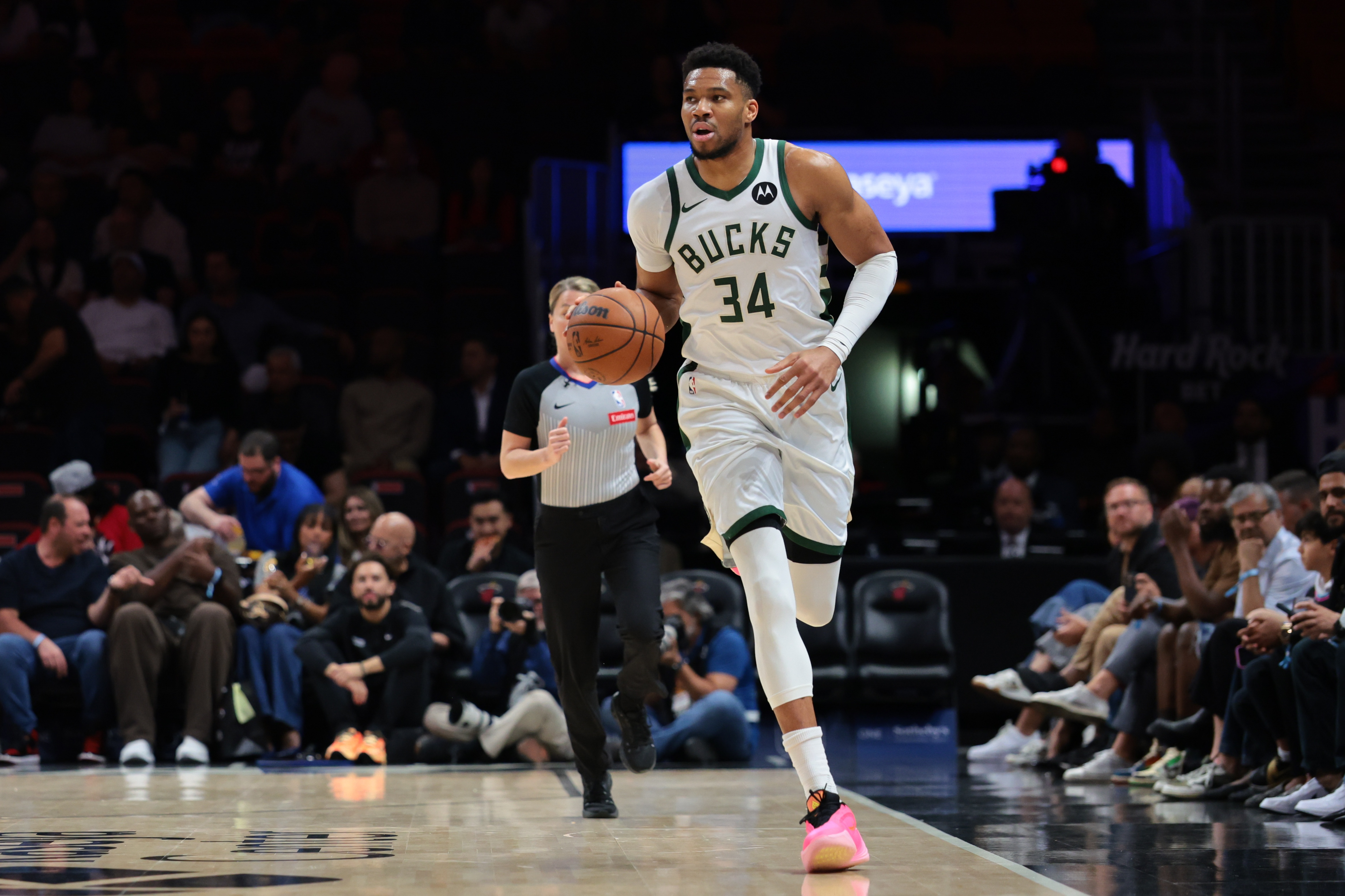 24足球直播-身手全能！字母哥半场15中7砍下18分11板5助 罚球5中4